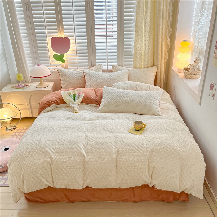 91家纺网 家纺一手货源 找家纺 古吉梦 2023新款雕花绒四件套-简爱 奶昔白+亚麻驼