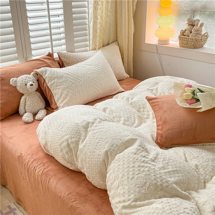 91家纺网 家纺一手货源 找家纺 古吉梦 2023新款雕花绒四件套-简爱 奶昔白+亚麻驼