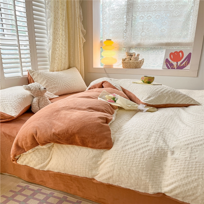 91家纺网 家纺一手货源 找家纺 古吉梦 2023新款雕花绒四件套-简爱 奶昔白+亚麻驼