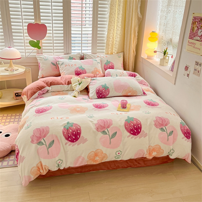 91家纺网 家纺一手货源 找家纺 古吉梦 2023新增牛奶绒印花（跑量款） 草莓-粉