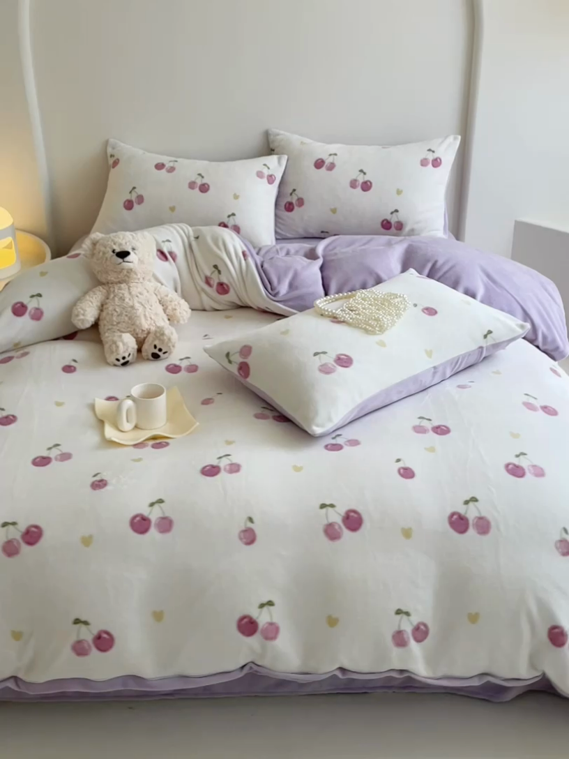 91家纺网 家纺一手货源 找家纺 潘朵拉 2023新款秋冬ins韩系牛奶绒印花四件套 紫樱桃