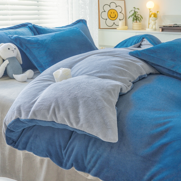 91家纺网 家纺一手货源 找家纺 慕晨纯色牛奶绒法莱绒拼色三四件套单被套 宾利蓝+浅灰