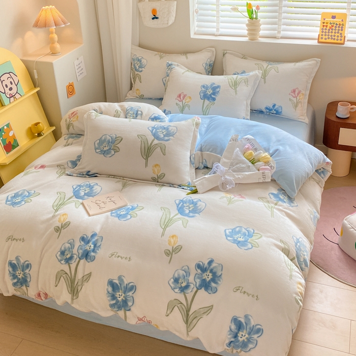 91家纺网 家纺一手货源 找家纺 沐慕 2024新款牛奶绒加厚保暖卡通印花四件套 蓝色花海