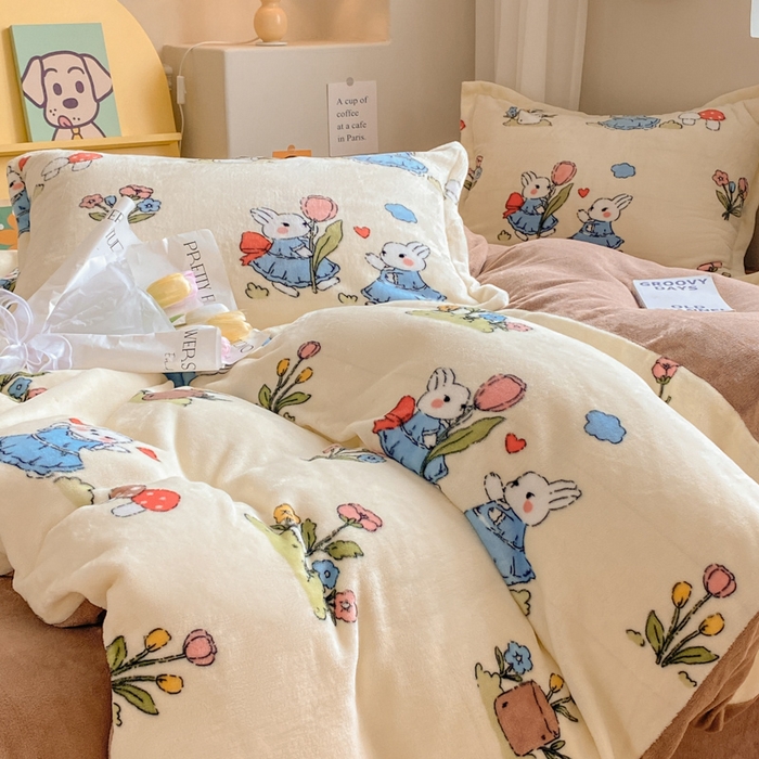 91家纺网 家纺一手货源 找家纺 沐慕 2024新款牛奶绒加厚保暖卡通印花四件套 花丛兔兔