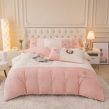 91家纺网 家纺一手货源 找家纺 （总）好阁 2023新款法式刺绣小香风雕花双拼牛奶绒四件套