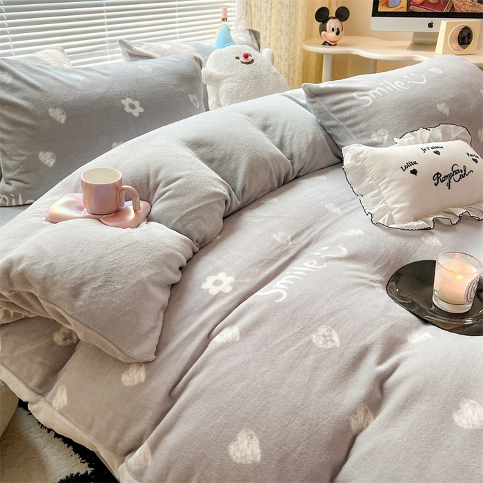 91家纺网 家纺一手货源 找家纺 顾里家纺 2023新款ins少女保暖牛奶绒四件套第二批 笑脸爱心