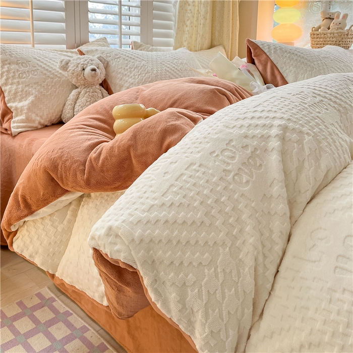 91家纺网 家纺一手货源 找家纺 古吉梦 2023新款雕花绒四件套-简爱 奶昔白+亚麻驼