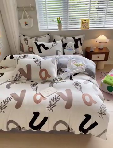 91家纺网 家纺一手货源 找家纺 沐慕 2024新款牛奶绒加厚保暖卡通印花四件套 简约字母
