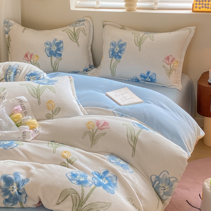 91家纺网 家纺一手货源 找家纺 沐慕 2024新款牛奶绒加厚保暖卡通印花四件套 蓝色花海