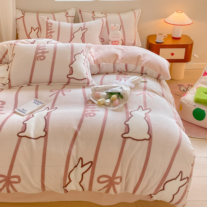 91家纺网 家纺一手货源 找家纺 沐慕 2024新款牛奶绒加厚保暖卡通印花四件套 条纹小兔