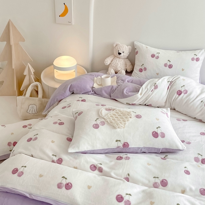 91家纺网 家纺一手货源 找家纺 潘朵拉 2023新款秋冬ins韩系牛奶绒印花四件套 紫樱桃