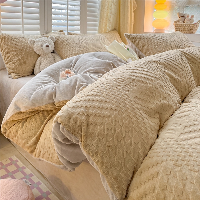 91家纺网 家纺一手货源 找家纺 古吉梦 2023新款雕花绒四件套-简爱 棕咖+香草灰