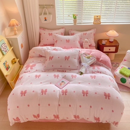 91家纺网 家纺一手货源 找家纺 沐慕 2024新款牛奶绒加厚保暖卡通印花四件套 幸运蝴蝶结