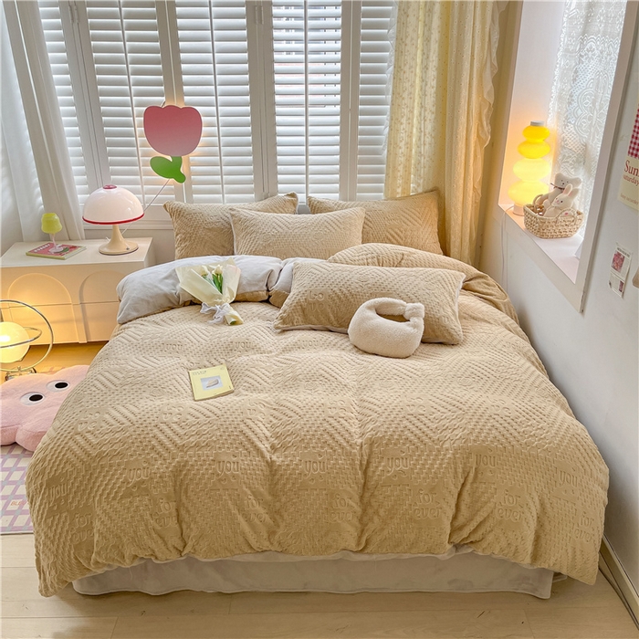 91家纺网 家纺一手货源 找家纺 古吉梦 2023新款雕花绒四件套-简爱 棕咖+香草灰