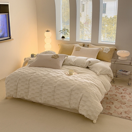 91家纺网 家纺一手货源 找家纺 其奥 2023新款小清新刺绣兔兔绒牛奶绒四件套 白色