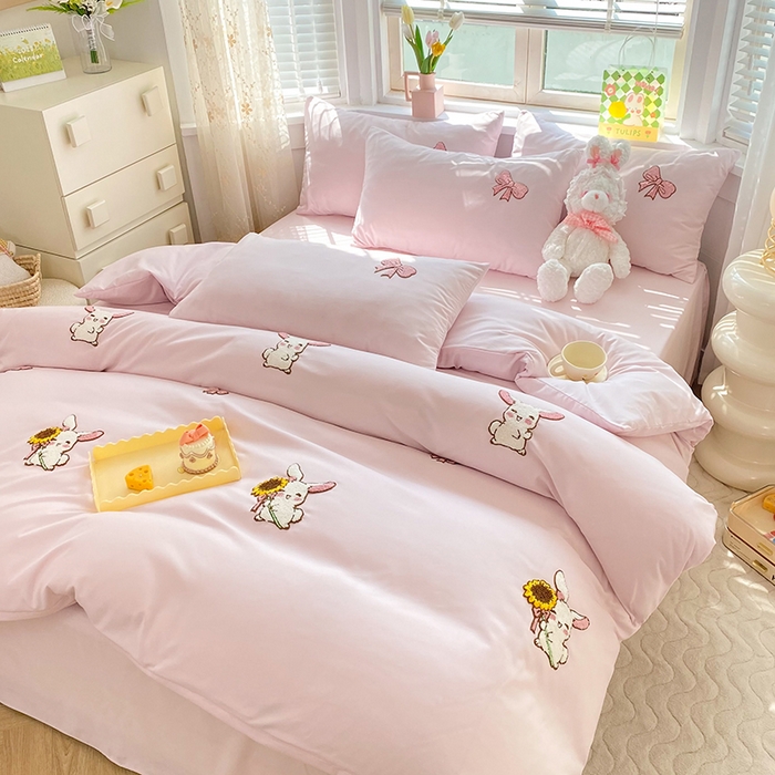 91家纺网 家纺一手货源 找家纺 丝印良品 2023新款秋冬保暖专版水洗棉麻毛巾绣四件套 兔宝贝-粉