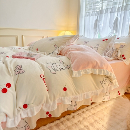 91家纺网 家纺一手货源 找家纺 呗旺鹿 2023新款高克重荷叶边印花牛奶绒四件套直播 樱桃兔