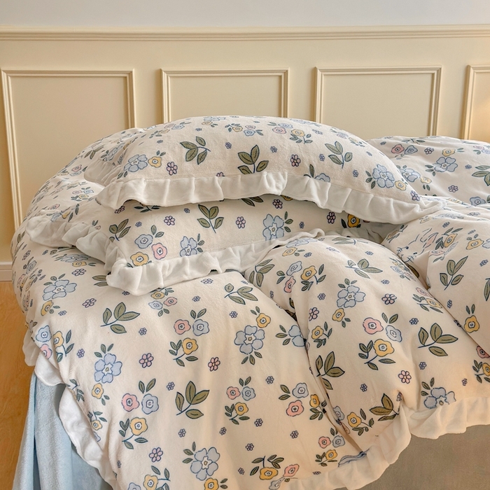 91家纺网 家纺一手货源 找家纺 呗旺鹿 2023新款高克重荷叶边印花牛奶绒四件套直播 温馨一家