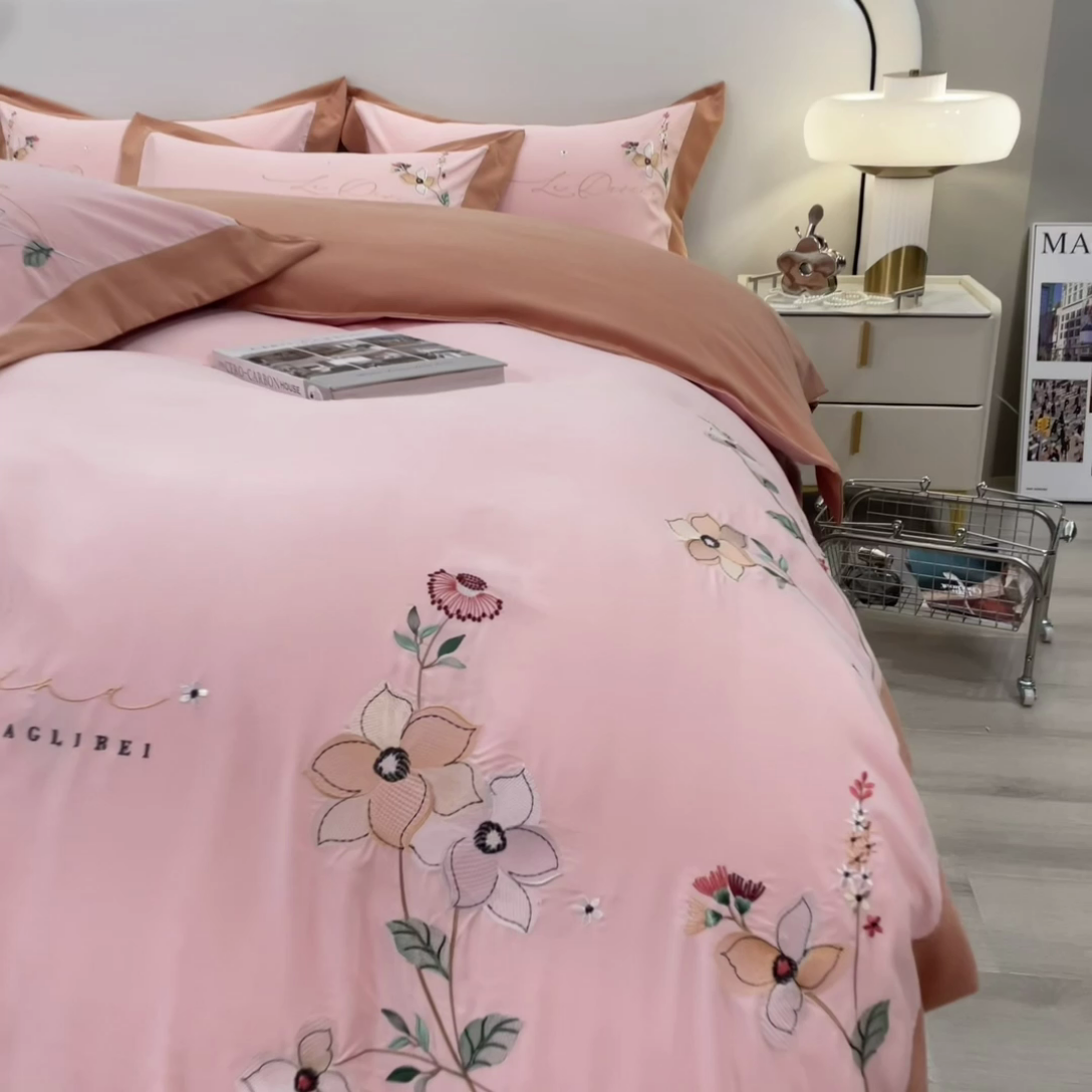 91家纺网 家纺一手货源 找家纺 丝印良品 2023新款秋冬保暖云锦棉刺绣宽边盛夏光年系列四件套 盛夏光年-玉色