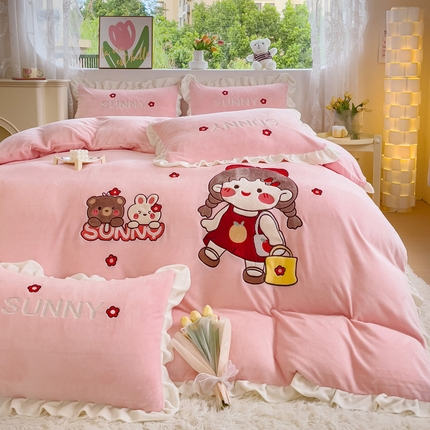 91家纺网 家纺一手货源 找家纺 梵克保罗 2024新款全消光230克韩版牛奶绒贴布绣卡通款梦幻女孩 玫瑰粉