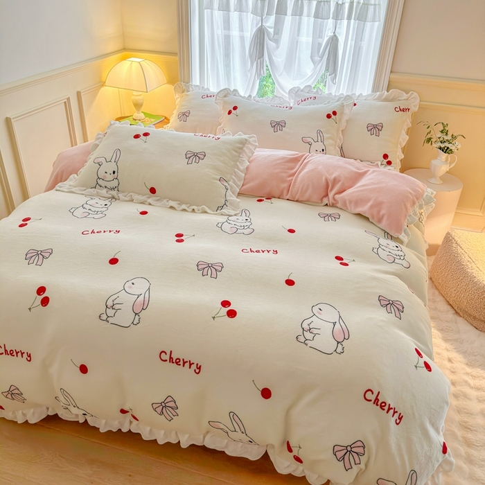 91家纺网 家纺一手货源 找家纺 呗旺鹿 2023新款高克重荷叶边印花牛奶绒四件套直播 樱桃兔