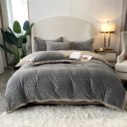 91家纺网 家纺一手货源 找家纺 丝印良品2023唯爱雕花A版260克牛奶绒四件套-实拍款 唯爱-高级灰