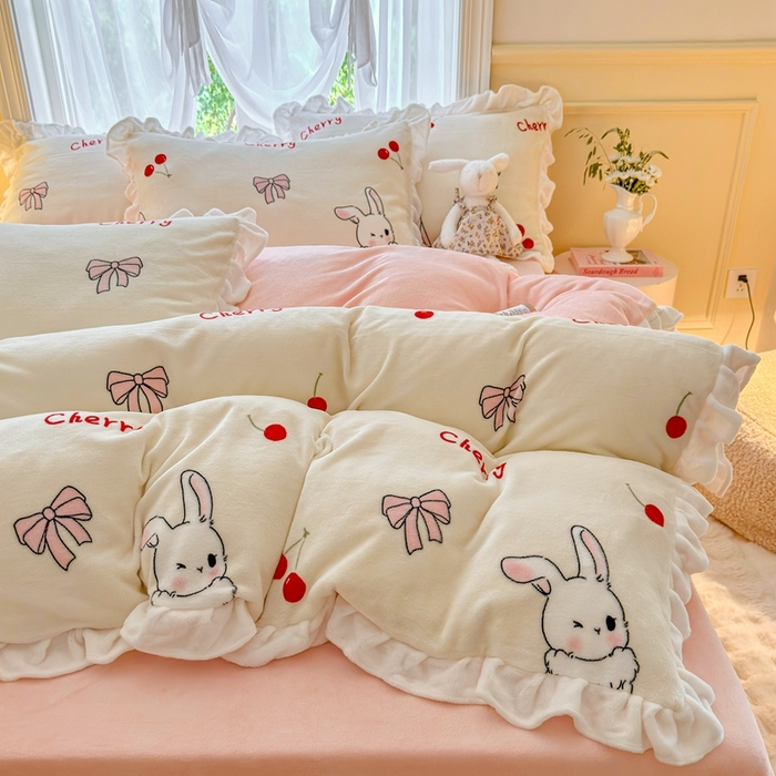 91家纺网 家纺一手货源 找家纺 呗旺鹿 2023新款高克重荷叶边印花牛奶绒四件套直播 樱桃兔