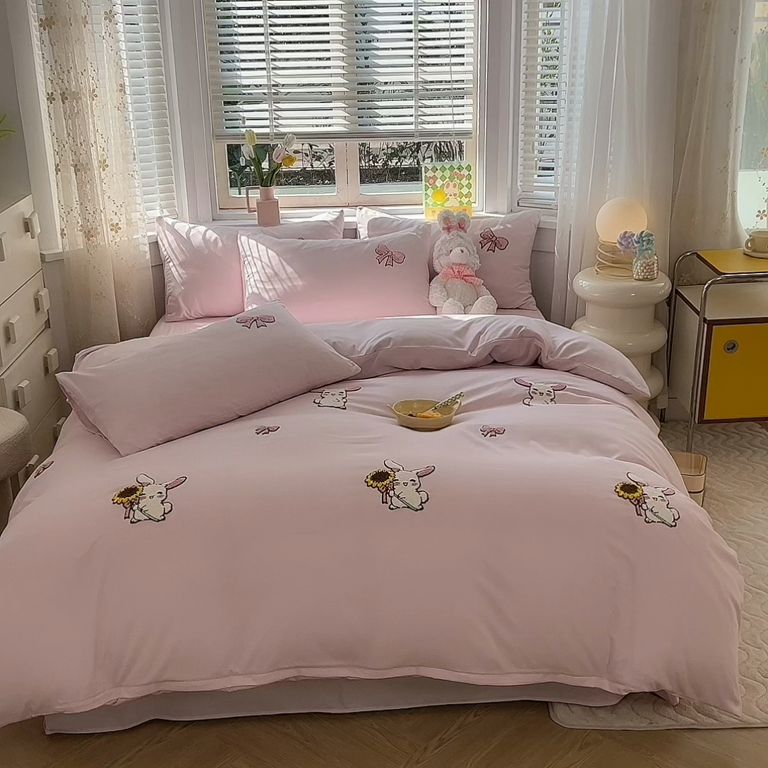 91家纺网 家纺一手货源 找家纺 丝印良品 2023新款秋冬保暖专版水洗棉麻毛巾绣四件套 兔宝贝-粉