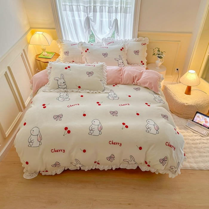 91家纺网 家纺一手货源 找家纺 呗旺鹿 2023新款高克重荷叶边印花牛奶绒四件套直播 樱桃兔