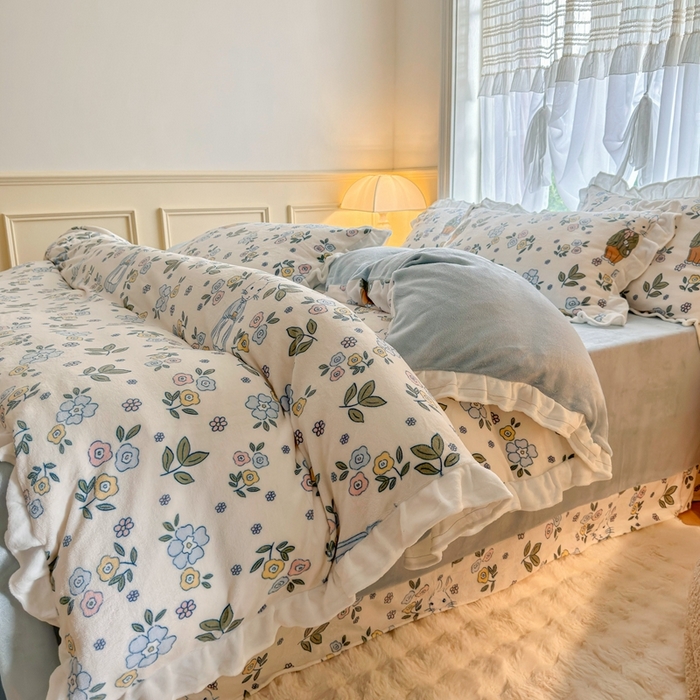 91家纺网 家纺一手货源 找家纺 呗旺鹿 2023新款高克重荷叶边印花牛奶绒四件套直播 温馨一家