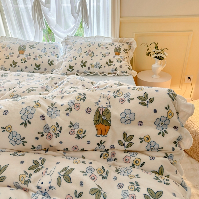 91家纺网 家纺一手货源 找家纺 呗旺鹿 2023新款高克重荷叶边印花牛奶绒四件套直播 温馨一家