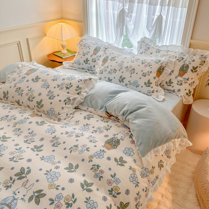 91家纺网 家纺一手货源 找家纺 呗旺鹿 2023新款高克重荷叶边印花牛奶绒四件套直播 温馨一家