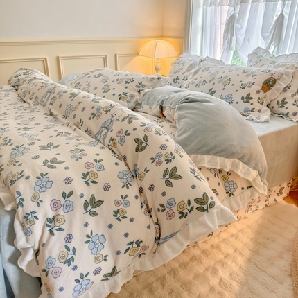 91家纺网 家纺一手货源 找家纺 呗旺鹿 2023新款高克重荷叶边印花牛奶绒四件套直播 温馨一家