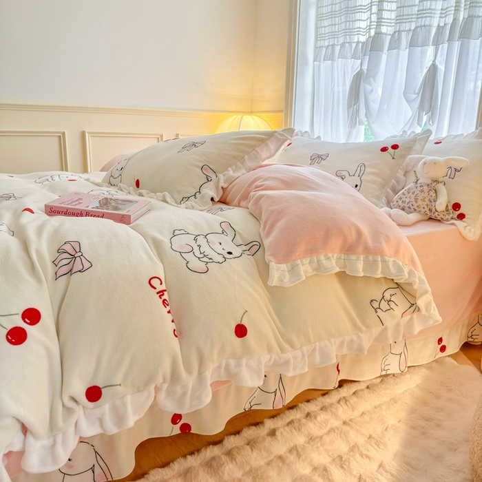 91家纺网 家纺一手货源 找家纺 呗旺鹿 2023新款高克重荷叶边印花牛奶绒四件套直播 樱桃兔