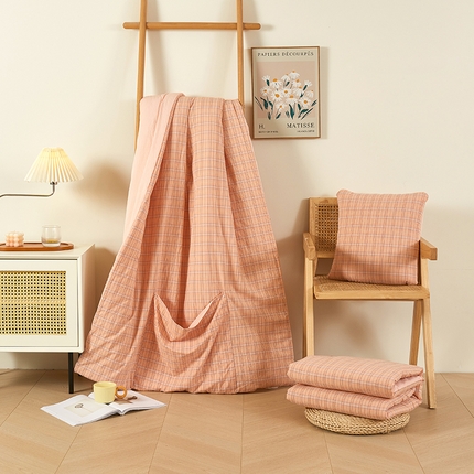 91家纺网 家纺一手货源 找家纺 多米家居 2023新款水洗棉抱枕被 田野-粉