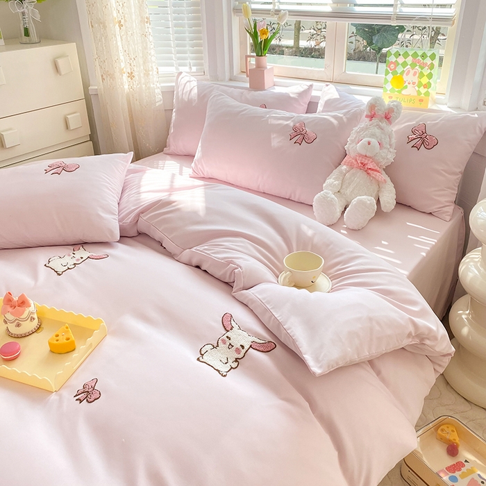 91家纺网 家纺一手货源 找家纺 丝印良品 2023新款秋冬保暖专版水洗棉麻毛巾绣四件套 兔宝贝-粉