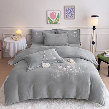 91家纺网 家纺一手货源 找家纺 云锦2023秋冬新品230克高克重云丝绒--花意 茶灰