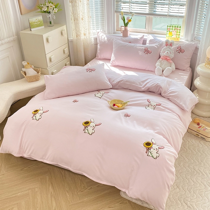 91家纺网 家纺一手货源 找家纺 丝印良品 2023新款秋冬保暖专版水洗棉麻毛巾绣四件套 兔宝贝-粉