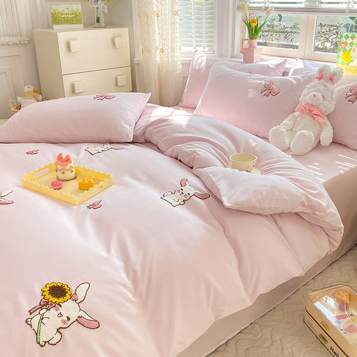 91家纺网 家纺一手货源 找家纺 丝印良品 2023新款秋冬保暖专版水洗棉麻毛巾绣四件套 兔宝贝-粉