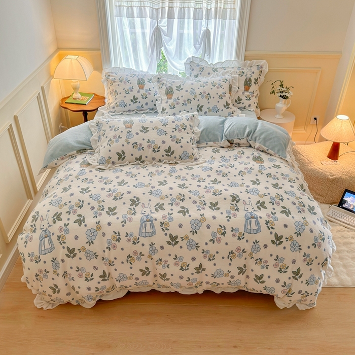 91家纺网 家纺一手货源 找家纺 呗旺鹿 2023新款高克重荷叶边印花牛奶绒四件套直播 温馨一家