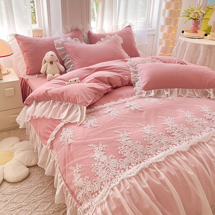 91家纺网 家纺一手货源 找家纺 唐人居 2025新款亲肤磨毛花边款床裙系列--秘密花园 秘密花园-樱桃粉