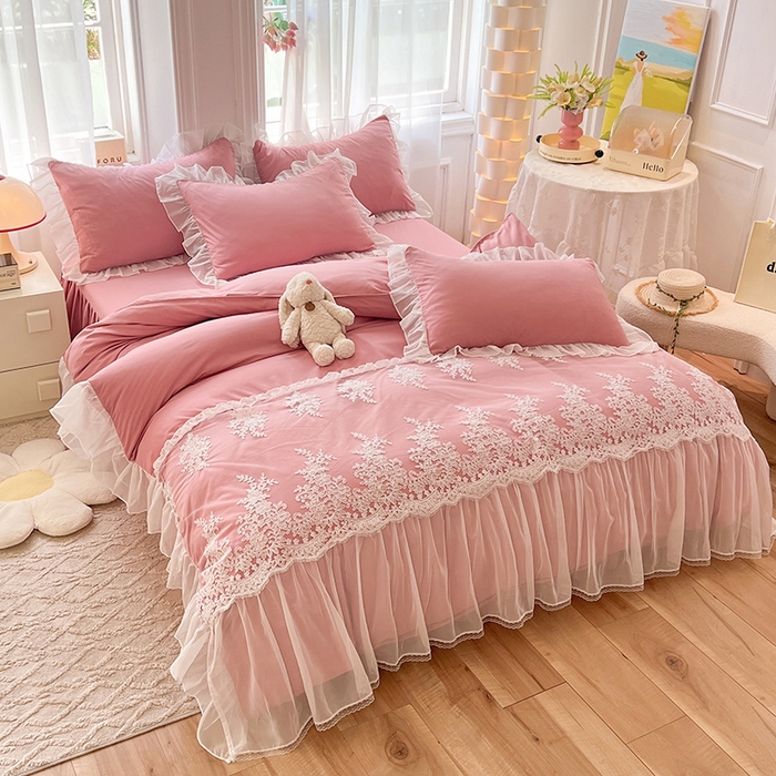 91家纺网 家纺一手货源 找家纺 唐人居 2025新款亲肤磨毛花边款床裙系列--秘密花园 秘密花园-樱桃粉