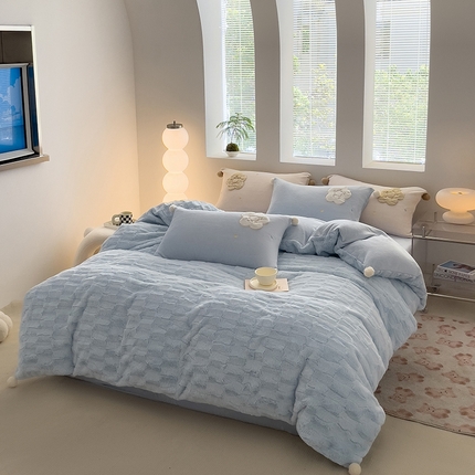 91家纺网 家纺一手货源 找家纺 其奥 2023新款小清新刺绣兔兔绒牛奶绒四件套 湖水蓝