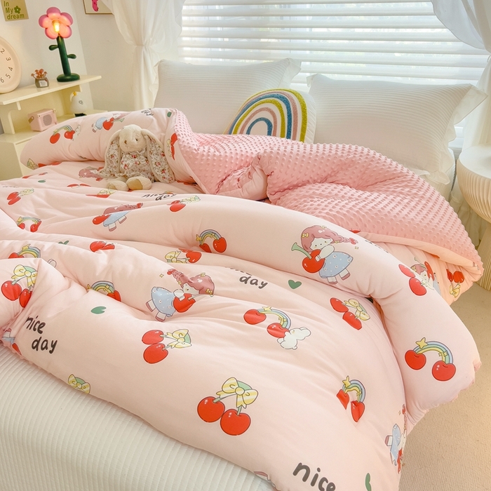 91家纺网 家纺一手货源 找家纺 米菲2023新款A类针织棉豆豆被冬被春秋被被芯被子 樱桃小丸子