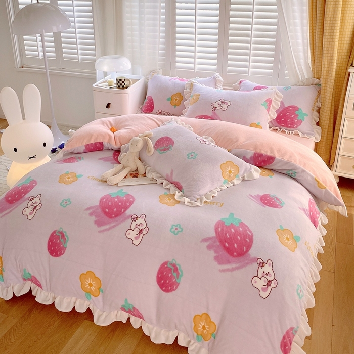 91家纺网 家纺一手货源 找家纺 宜家坊 2023新款直播韩版印花花边款牛奶绒四件套 草莓兔