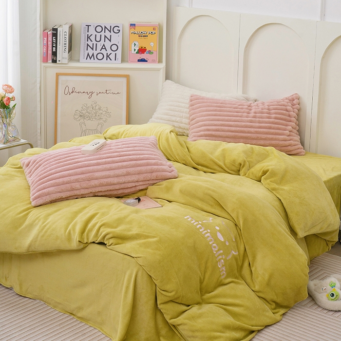 91家纺网 家纺一手货源 找家纺  2023新款兔毛绒双拼绣花四件套 乖乖熊-抹茶绿