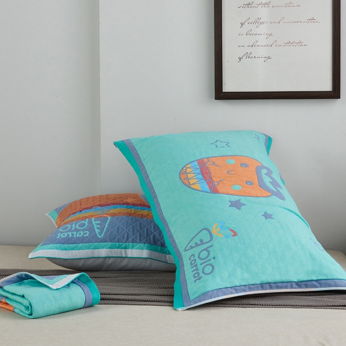 91家纺网 家纺一手货源 找家纺 朴尔-2023新款彩色糖果系列纯棉三层纱布枕巾-朴尔 调皮胡萝卜绿