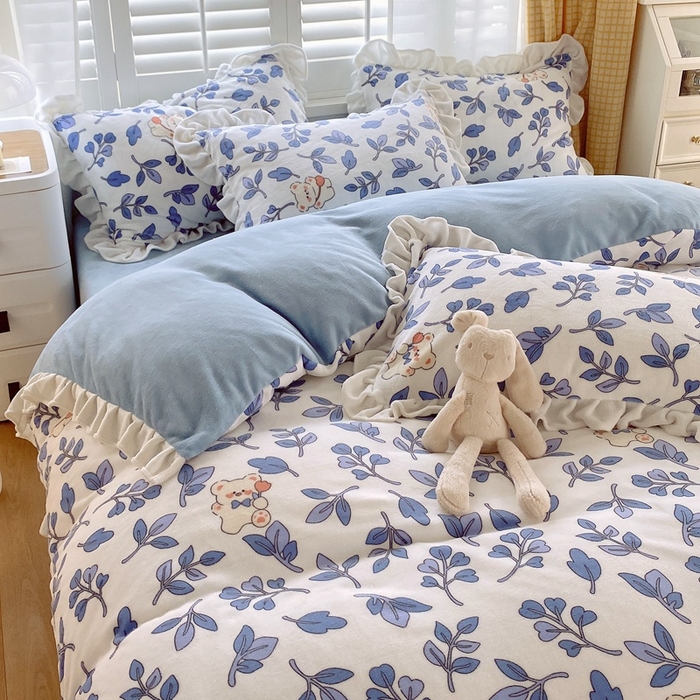 91家纺网 家纺一手货源 找家纺 宜家坊 2023新款直播韩版印花花边款牛奶绒四件套 萌萌熊