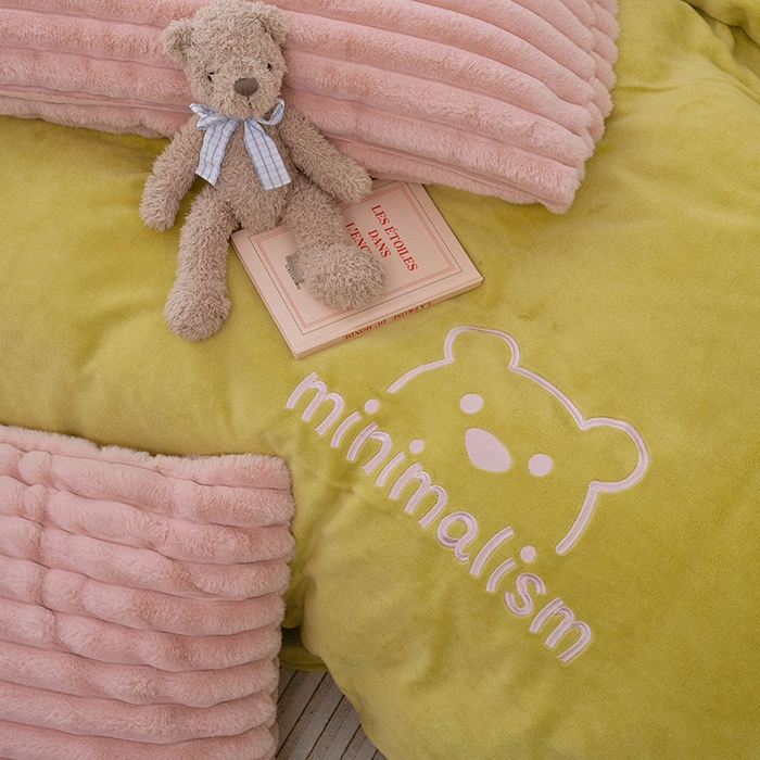 91家纺网 家纺一手货源 找家纺  2023新款兔毛绒双拼绣花四件套 乖乖熊-抹茶绿