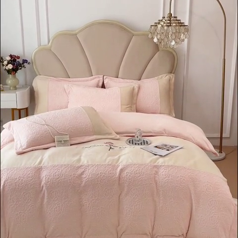 91家纺网 家纺一手货源 找家纺 宜家坊 2023新款A类牛奶绒雕花拼接刺绣款四件套-假日玫瑰 冰桃粉